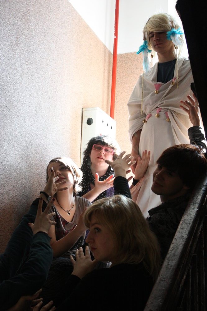 Dzień Kwitnącej Wiśni 2009 (Bahamut, Edek, Yen): a to wszystko pod czujnym okiem Bogini i Boga Cosplayu.