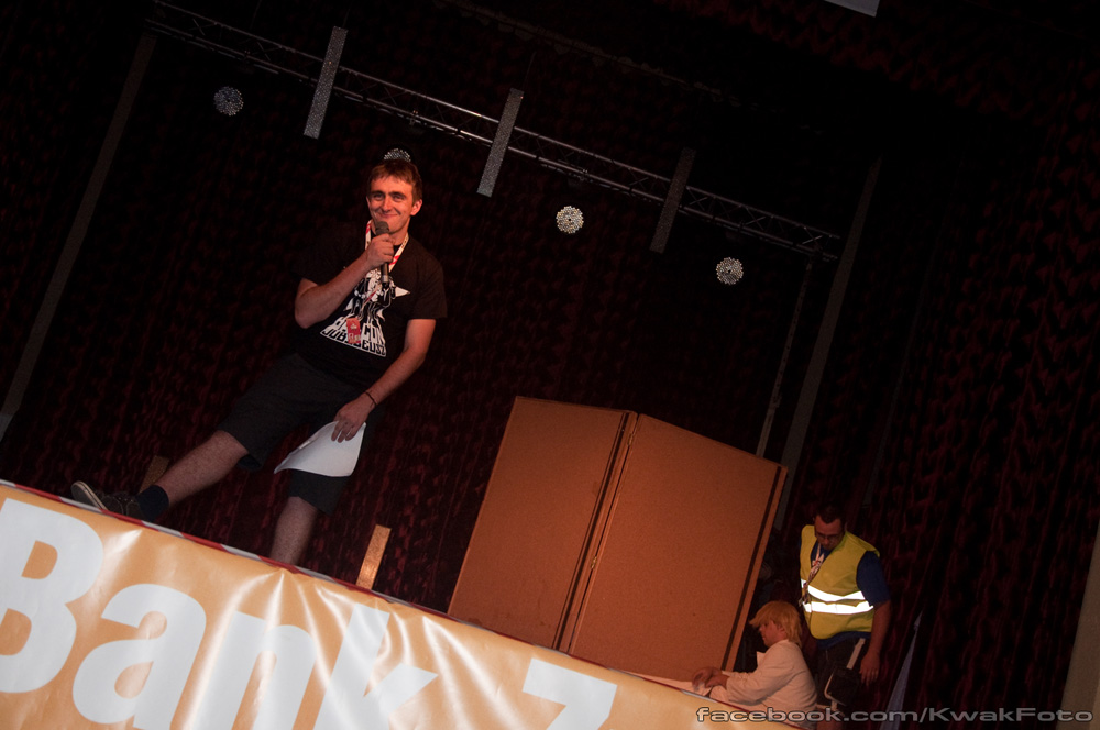 Balcon 2012: Jubileusz - cosplay (Kwak): Konferansjer z niecierpliwością oczekuje kolejnej scenki. Jak on się cieszy!